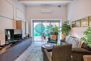 Et tv og/eller underholdning på Luxury 2bedroom house with large back yard RABE1-2