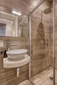 Et badeværelse på Luxury 2bedroom house with large back yard RABE1-2 + 22 billeder