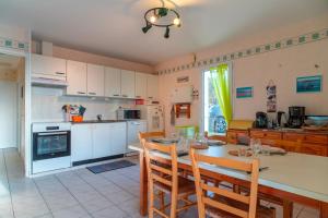 Η κουζίνα ή μικρή κουζίνα στο Hortensia 10 - 700 m de la plage +7 φωτογραφίες