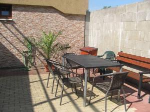 a black table and chairs and a table and a bench at Rekreační dům Strachotín in Strachotín +9 photos