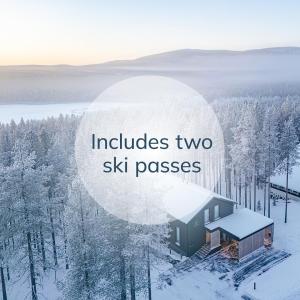 Ein Haus im Schnee mit dem Hinweis: Enthält zwei Skipässe in der Unterkunft Arctic Design Villa Levi in Levi