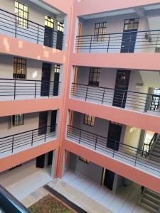 Homely Haven Apartment- Machakos في Machakos: اطلالة علوية على مبنى شقق بشرفات +6 صور