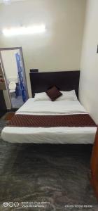 ein Schlafzimmer mit einem großen Bett mit weißer Bettwäsche in der Unterkunft Shree chendur family Residency in Tiruvannāmalai