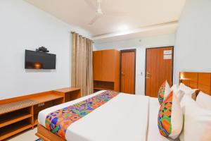 Ένα ή περισσότερα κρεβάτια σε δωμάτιο στο FabHotel Pooja Residency