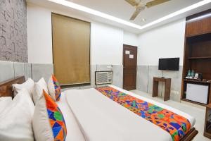 Ένα ή περισσότερα κρεβάτια σε δωμάτιο στο FabHotel Pooja Residency
