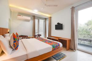 Ένα ή περισσότερα κρεβάτια σε δωμάτιο στο FabHotel Pooja Residency