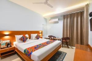 Ένα ή περισσότερα κρεβάτια σε δωμάτιο στο FabHotel Pooja Residency