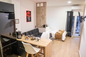 イオアニナにあるnuvéのテーブルと椅子のあるキッチンとリビングルーム