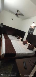ein Schlafzimmer mit einem großen Bett in einem Zimmer in der Unterkunft Shree chendur family Residency in Tiruvannāmalai