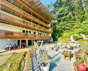 Koh Chang Cabana Resort with swiming pool في كو تشانغ: مبنى كبير فيه ناس واقفه خارجه