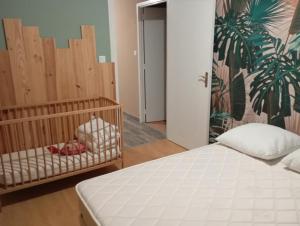 En eller flere senge i et værelse på La colline de pam