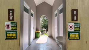 a hallway with a bathroom with a toilet and a sink at Jolotundo Glamping and Edupark in Sagi