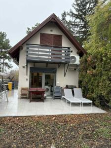 Το κτήριο όπου στεγάζεται  η παραθεριστική κατοικία