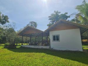 ein kleines Haus mit einem Pavillon im Hof in der Unterkunft Koh kood Good Time by Jasmine in Ko Kood