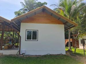 een klein wit gebouw met een bruin dak bij Koh kood Good Time by Jasmine in Ko Kood