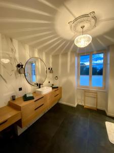 Ένα μπάνιο στο Chambre de La Demeure des Monts de Gy