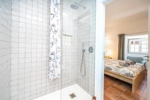 een badkamer met een douche en een bed bij Apartamento Karolvaz V in Silves +19 foto's