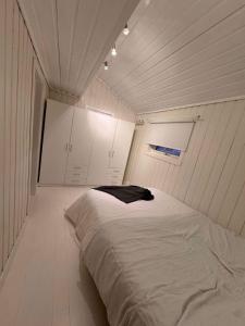 En eller flere senge i et værelse på Ett landlig hjem + 2 billeder