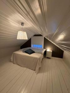 En eller flere senge i et værelse på Ett landlig hjem