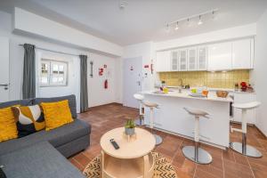 een woonkamer met een bank en een keuken bij Apartamento Karolvaz V in Silves