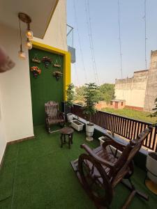 a balcony with chairs and a green wall at Room Racers in Jāmb