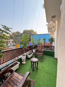 a balcony with a bench and a table and some plants at Room Racers in Jāmb