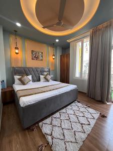 a large bedroom with a large bed and a rug at Room Racers in Jāmb