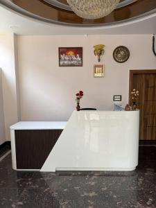 a white counter in a room with a ceiling at Room Racers in Jāmb