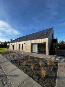 Zicht op Urk في أورك: منزل ذو سقف أسود