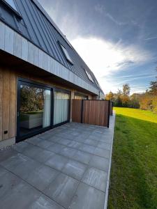 Zicht op Urk في أورك: منزل أمامه فناء كبير