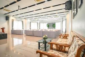 拉廊加拉酒店的房间里有桌椅的宴会厅