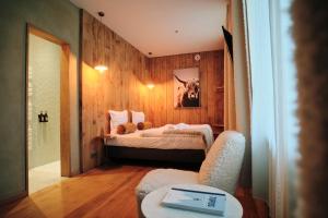 Schlafzimmer mit einem Bett mit einem Bild einer Kuh an der Wand in der Unterkunft Les Suites de Petit Bomal in Durbuy