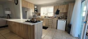 eine Küche mit einem Wasserkocher auf der Theke in der Unterkunft Silvertree Collective Ocean and Mountain View in Bettyʼs Bay + 41 Fotos