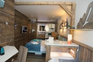 a living room with a kitchen and a bedroom at L'Autentic in Aussois