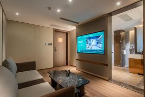 Et tv og/eller underholdning på Royalton Hotel Shenzhen Baoan Airport