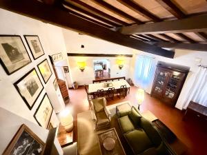 a living room with a couch and a table at Casa Giovanna in Montemerano