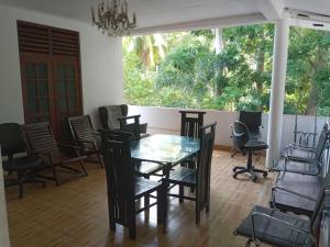 O zonă de relaxare la Thisara Pool Hotel Kataragama & Yala-Kabilththa Jeep Tour