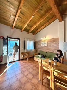 een woonkamer met een bank en een tafel bij Apartahotel Valle de Rodellar in Rodellar +51 foto's