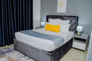 Ένα ή περισσότερα κρεβάτια σε δωμάτιο στο La Vie Guest Lodge by Embiem