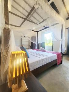 Un dormitorio con una cama con dosel y una silla amarilla. en AfterFly, en Ahangama 23 fotos más