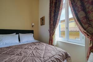 Un dormitorio con una cama y una ventana en Theodoros Kolokotronis - Alkyoni, en Nauplia 9 fotos más