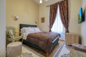 Theodoros Kolokotronis - Alkyoni في نافبليو: غرفة نوم بها سرير وكرسي ونافذة