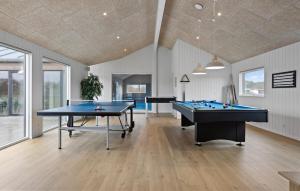 Billardbord på Stunning Home In Ålbæk With Sauna