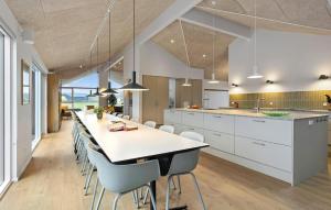 Køkken eller tekøkken på Stunning Home In Ålbæk With Sauna