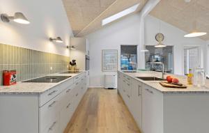 Køkken eller tekøkken på Stunning Home In Ålbæk With Sauna + 16 billeder