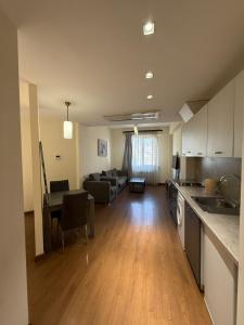 Кухня или мини-кухня в Republic Square apartments
