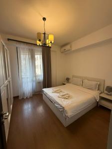 Кровать или кровати в номере Republic Square apartments +28 фотографий