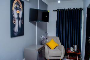 Μια τηλεόραση ή/και κέντρο ψυχαγωγίας στο La Vie Guest Lodge by Embiem