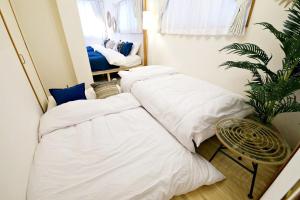 Postel nebo postele na pokoji v ubytování 壺屋戸建て Tsuboya House