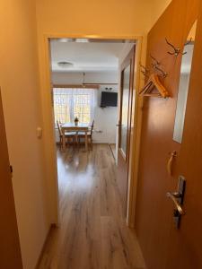 Un televizor și/sau centru de divertisment la Chata Eliška